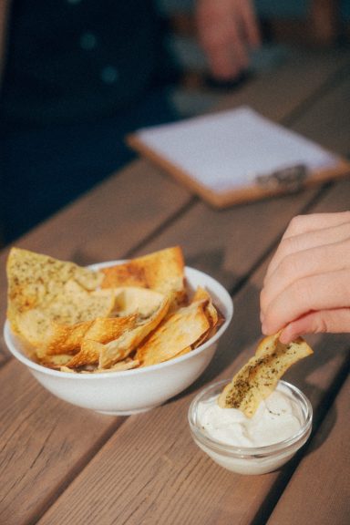 Hausgemachte Oregano-Cracker im Gastgarten