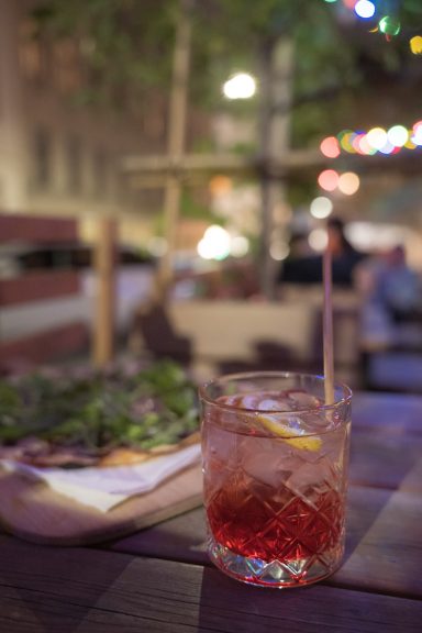 Ein köstlicher Campari Soda, serviert im Schanigarten des Café Trabant.