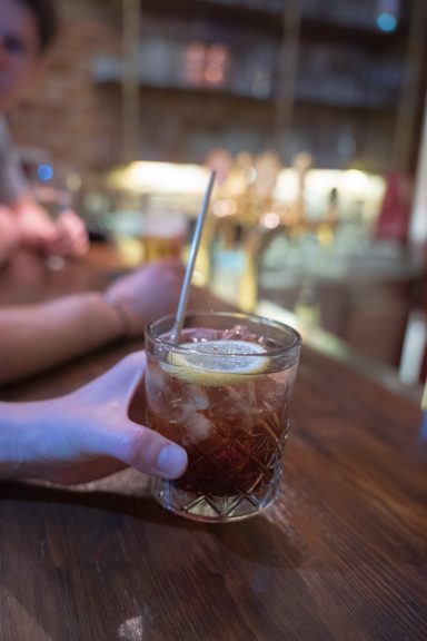 Genieße tolle Drinks an der Bar.