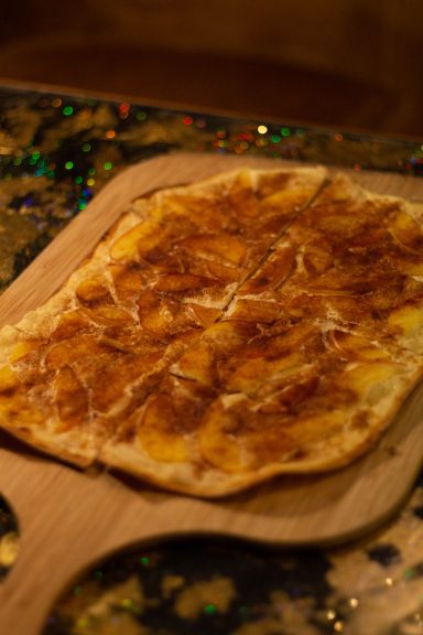 Süßer Flammkuchen mit Äpfeln, Zimt und Zucker.