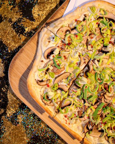 Funghi Funghi-Flammkuchen mit Champignons, Lauch und rotem Pfeffer.