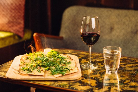 Jammi Jumi Flammkuchen mit Birnen, Blauschimmelkäse von Jumi, Walnüssen und Rucola.