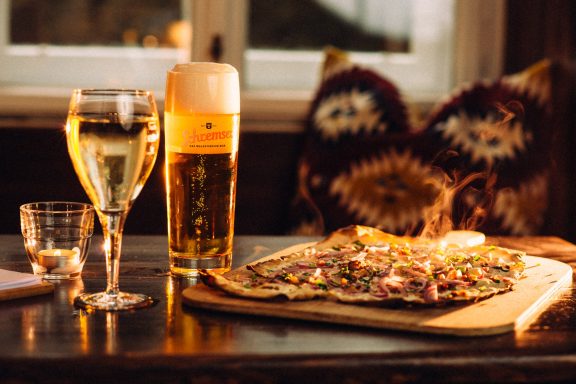 Unser Classic Flammkuchen mit Tiroler Tiroler Bio-Speck, Zwiebeln und Petersil.