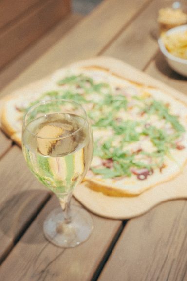 Ein Flammkuchen und ein Spritzer im Schanigarten